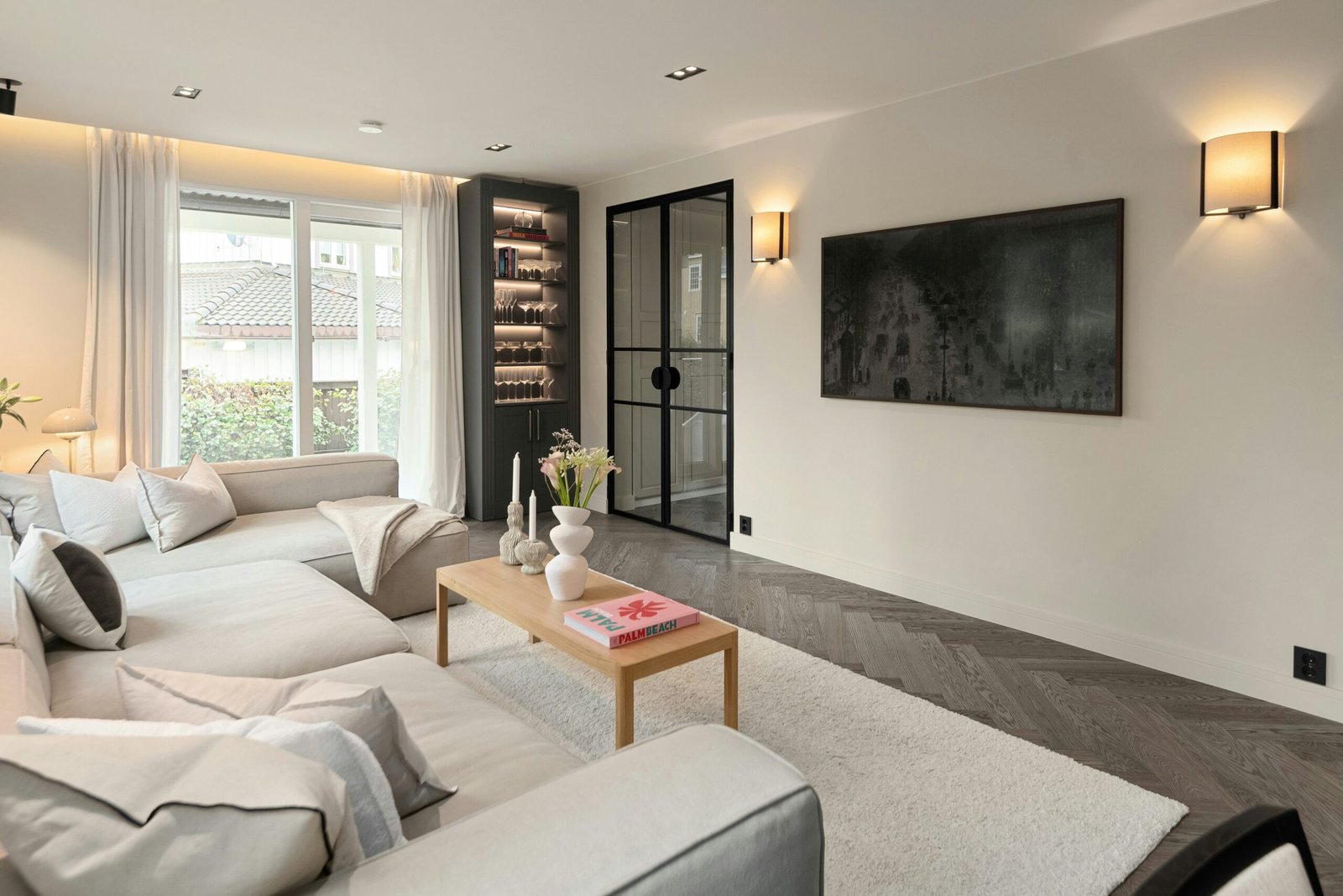 Inmeten van een ruim woonhuis door M2 Media Bureau voor nauwkeurig NEN 2580 rapport"